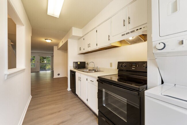 Building Photo - Updated 2BR/2.5BA in Fantastic Chapel Hill Location! Convenient to I-40!