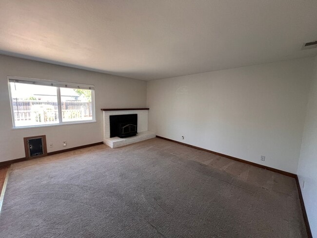 Building Photo - 3 Bedroom home for Rent