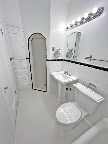 Building Photo - 335 N Orange Grove Ave