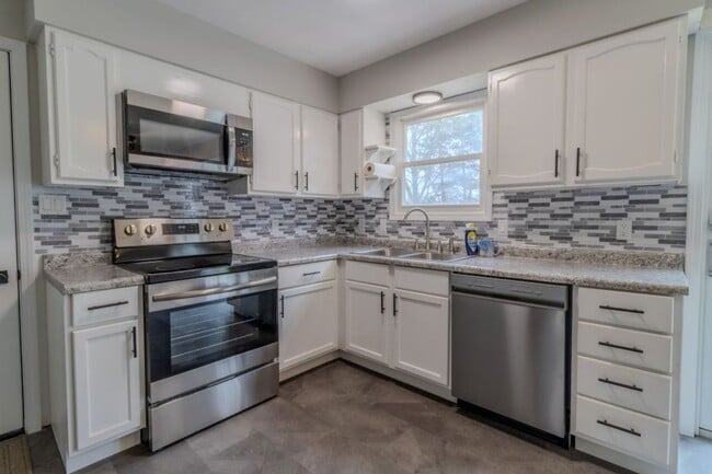 Building Photo - Bright & Updated 4-Bedroom Home Close to Everything