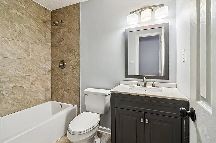 Building Photo - Room in House on Alicia Ct