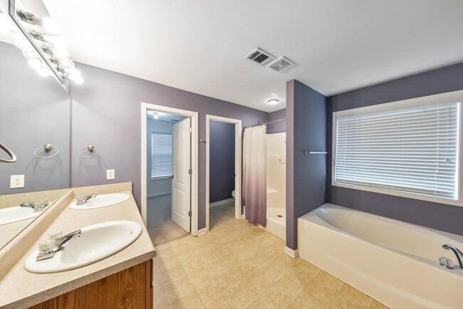 Building Photo - 179 Holbrook Dr