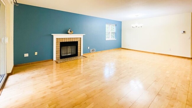 Building Photo - Light & bright Corner Condo in prime Kirkl...