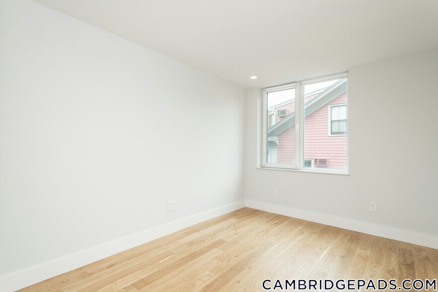 Building Photo - 334 Harvard St