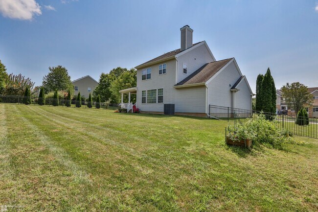 Building Photo - Beautifully maintained, energy-efficient f...