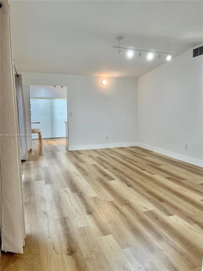 Building Photo - 10909 SW 117th Pl