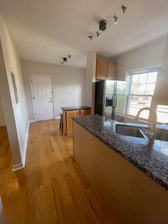 Building Photo - Charming 1-Bedroom Condo in Logan Square!