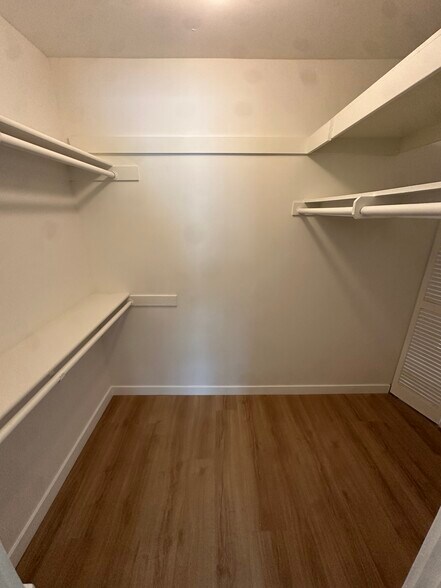 Building Photo - 3200 La Rotonda Dr