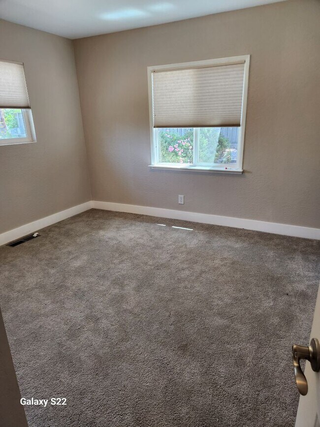 Building Photo - Beautiful home in a private country setting - Lots of light, Great Location.