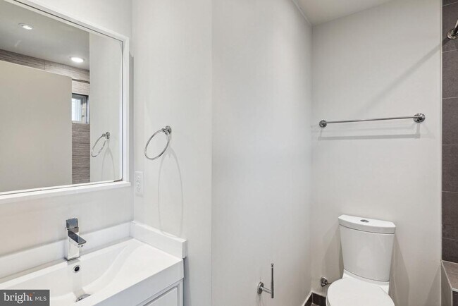 Building Photo - 708 S Sartain St