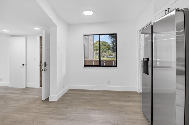 Building Photo - 14475 Strathmore Ln