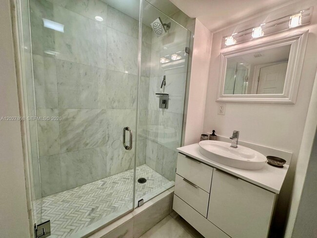 Building Photo - 2555 Collins Ave
