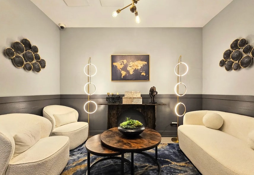 Building Photo - 1223 N La Salle Dr