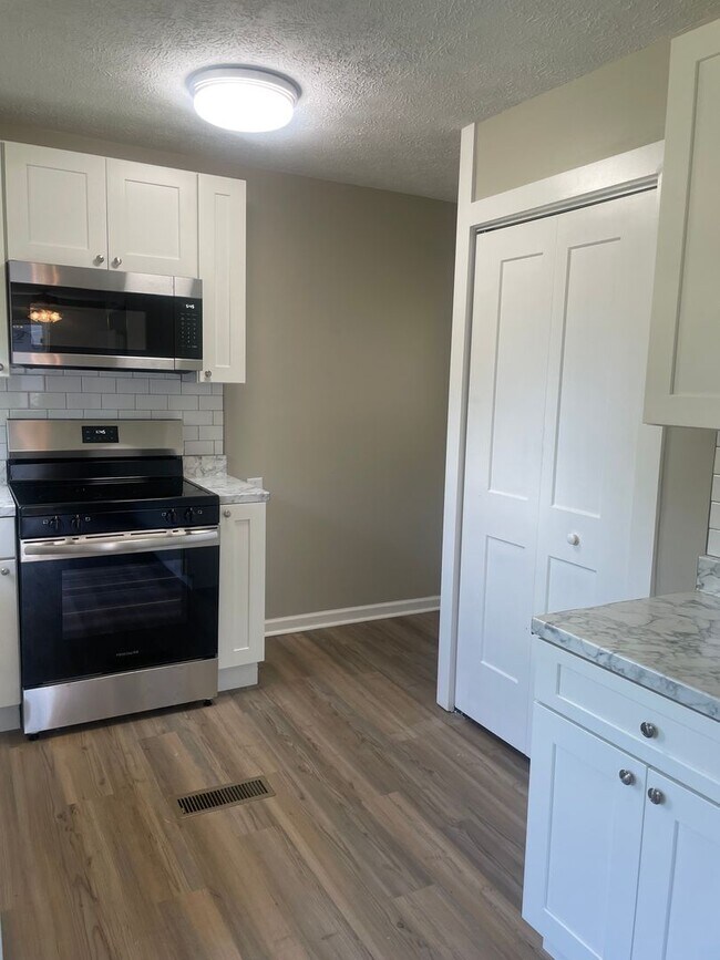 Building Photo - Knoxville 37920 - Very nice updated 2 bedroom home in South Knoxville for rent. - Contact Lisa Vi...