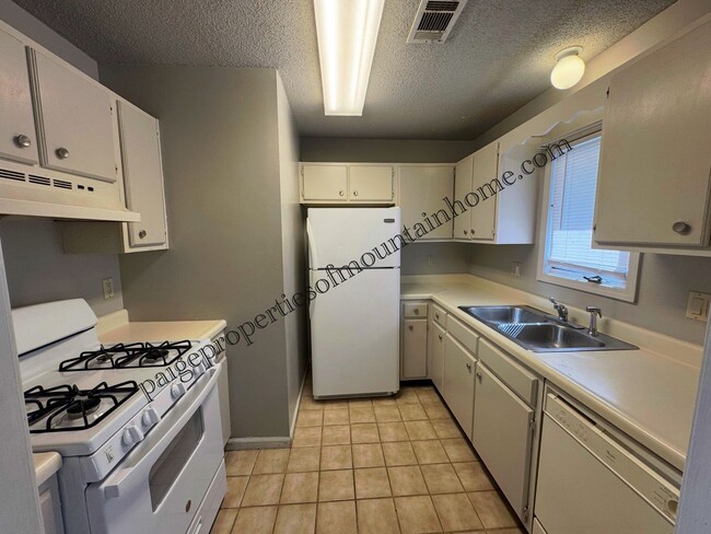 Building Photo - 605 Cooper Estates Dr