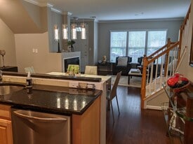 Building Photo - 316 Cross Green St