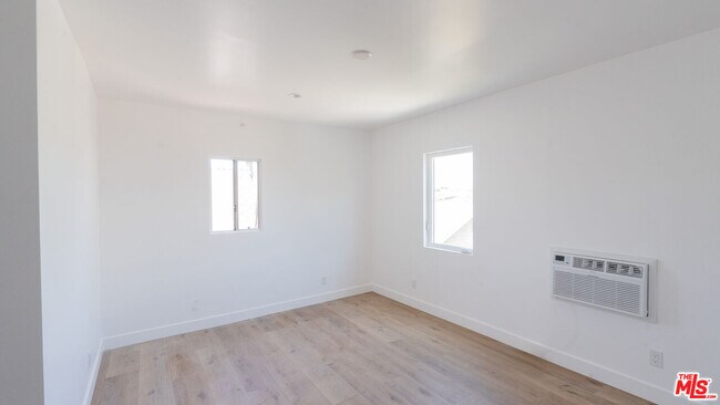 Building Photo - 153 W 51st St