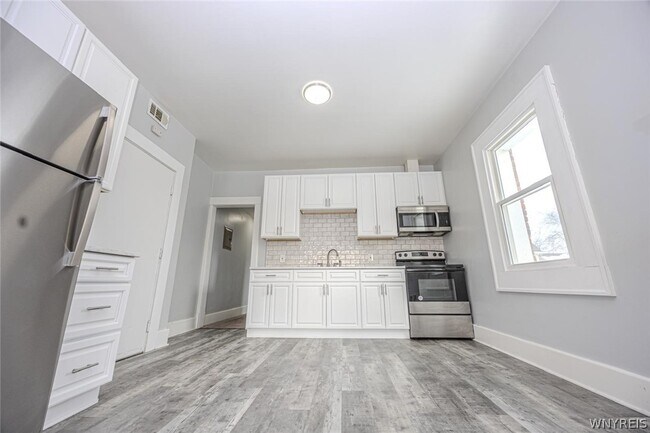 Building Photo - 1204 Niagara St