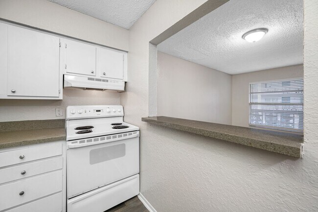 Building Photo - Spacious 1 Bed-1Bath apartment in the hear...