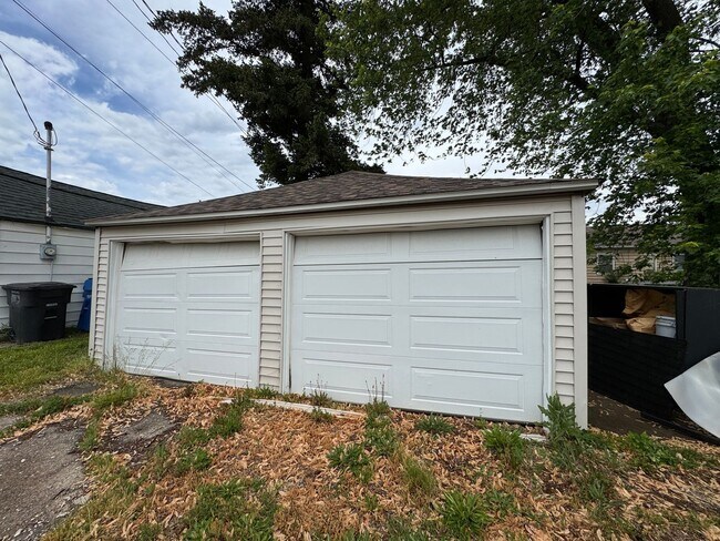 Building Photo - Charming 3 Bedroom Home With Fireplace and 2-Car Garage in Moline!