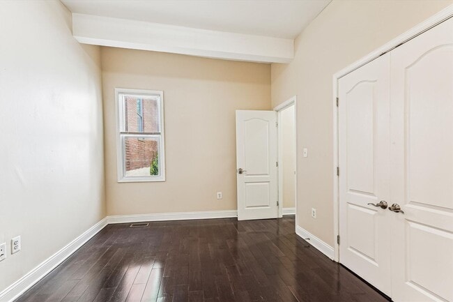 Building Photo - Charming and very Spacious 3 BR/3.5 BTH in...