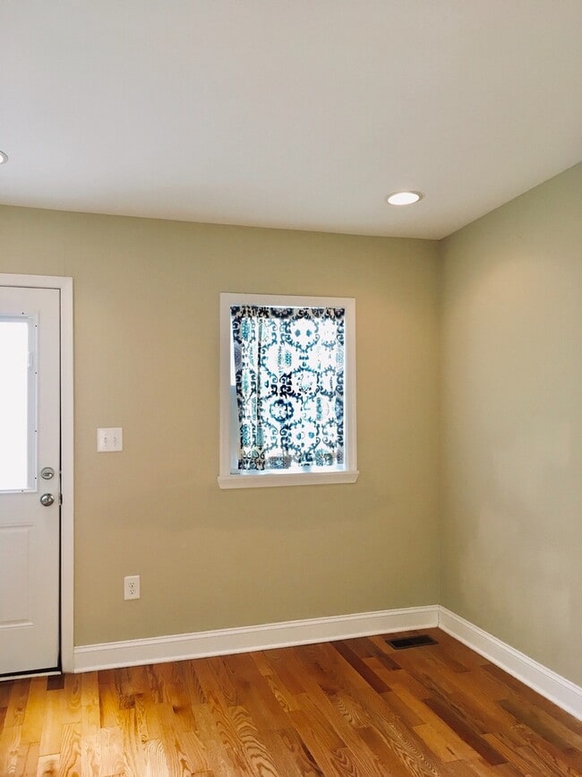 Building Photo - Charming 2 Bedroom/3 Bathroom Townhome w/ Den and In-Unit Laundry in Locust Point, MD! - Parking ...