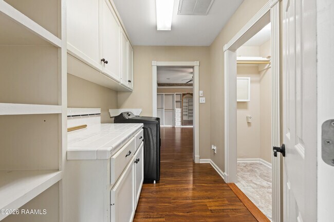 Building Photo - 300 Oak Hollow Dr