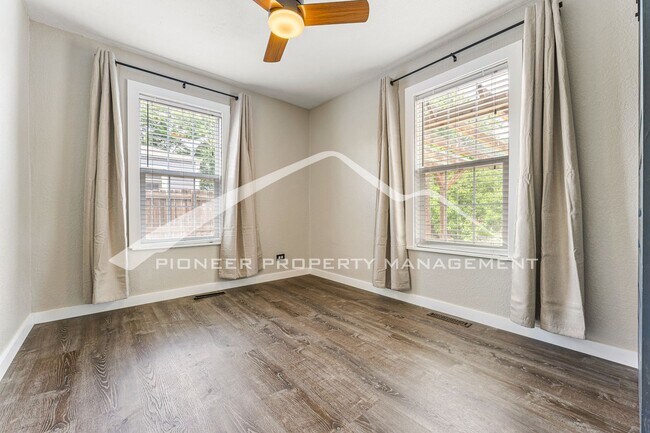 Building Photo - Charming single family home with fully fenced yard