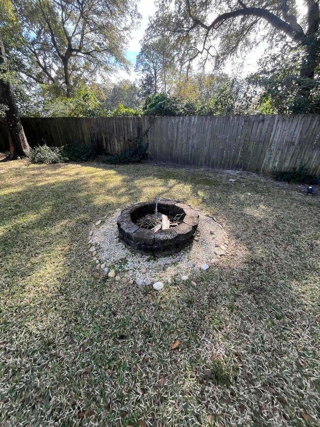 Building Photo - 808 Pine Alley St