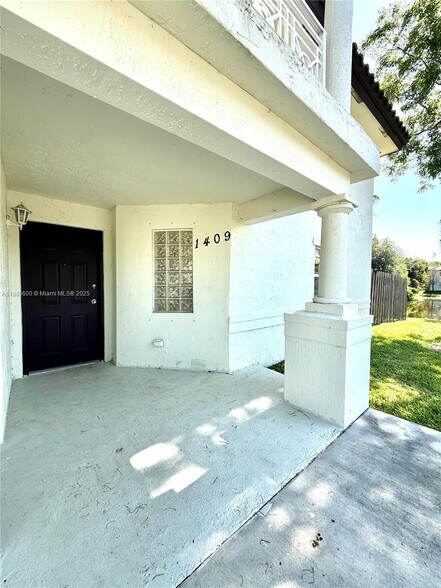 Building Photo - 8851 NW 110th Pl