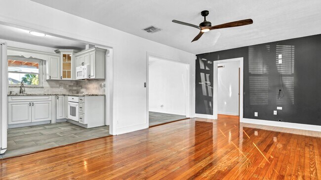 Building Photo - Beautiful S. Tampa 3BR/2BA remodeled home ...
