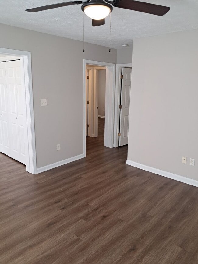 Building Photo - 2 Bedroom and 1 Bathroom Duplex