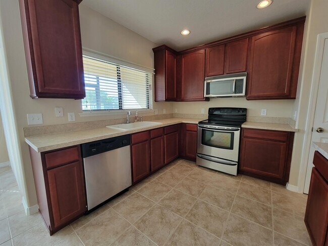 Building Photo - 2223 Seven Oaks Dr