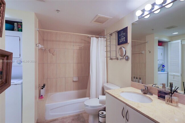 Building Photo - 1750 N Bayshore Dr