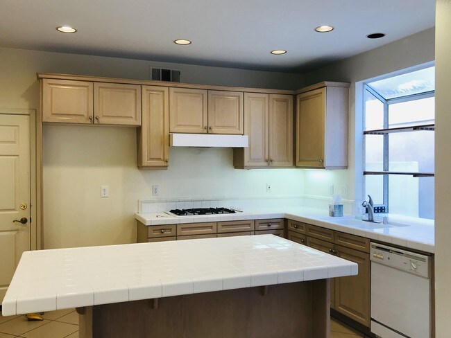 Kitchen - 624 Goldenwest St