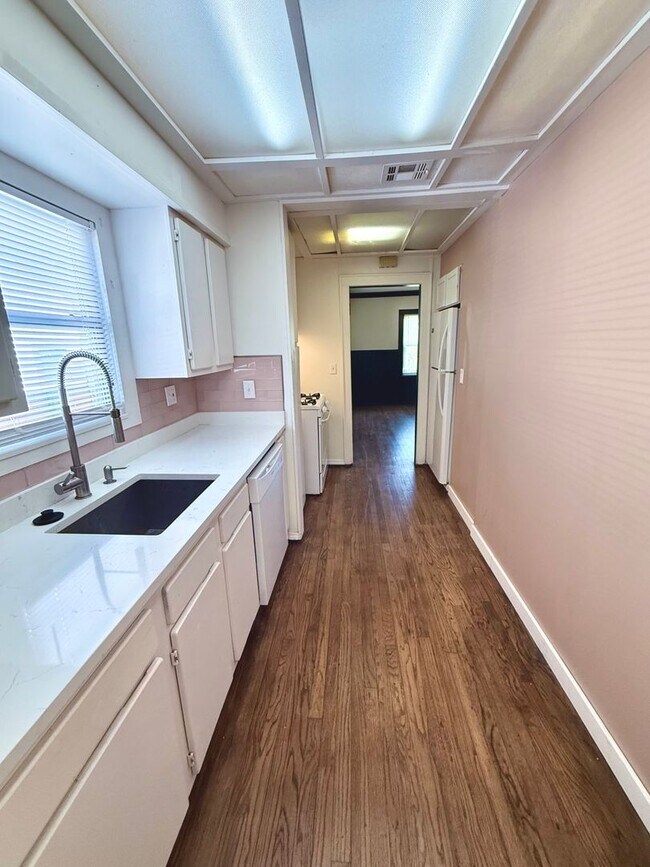 Building Photo - Cute 2BD 1.5BA Craftsmen w/ Bonus Room and Closet in Historic Putnam Heights!!