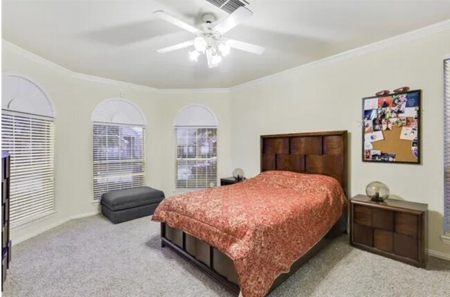 Building Photo - 8925 Lakewood Dr