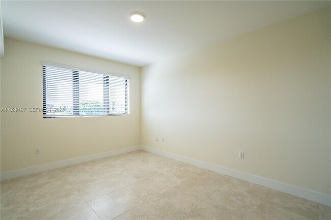 Building Photo - 1091 Galiano St