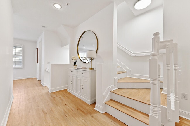 Building Photo - 642 NW 38th Cir