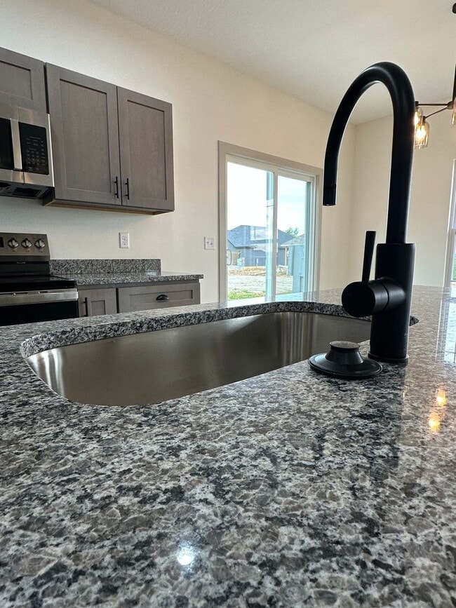 Building Photo - BRAND NEW 4 BED 3 BATH in WAYNESVILLE