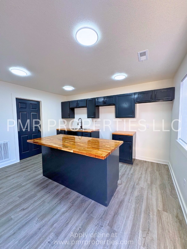 Building Photo - 3 Bedrooms/2 Bathroom House