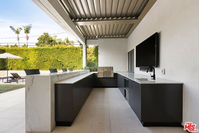 Building Photo - 506 N Rexford Dr