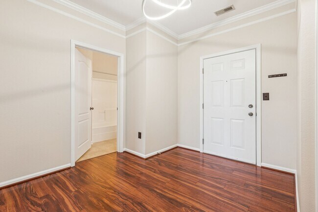 Building Photo - Riverside  Condo-RARE-Ready Now