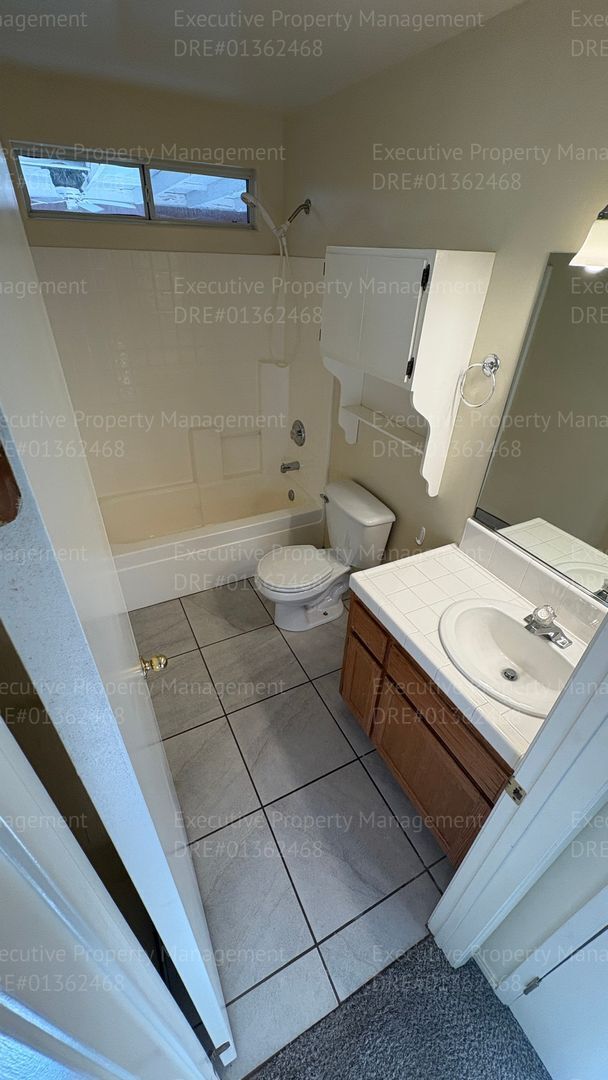 Building Photo - 4 bedroom 2 bathroom split wing home in North Bakersfield