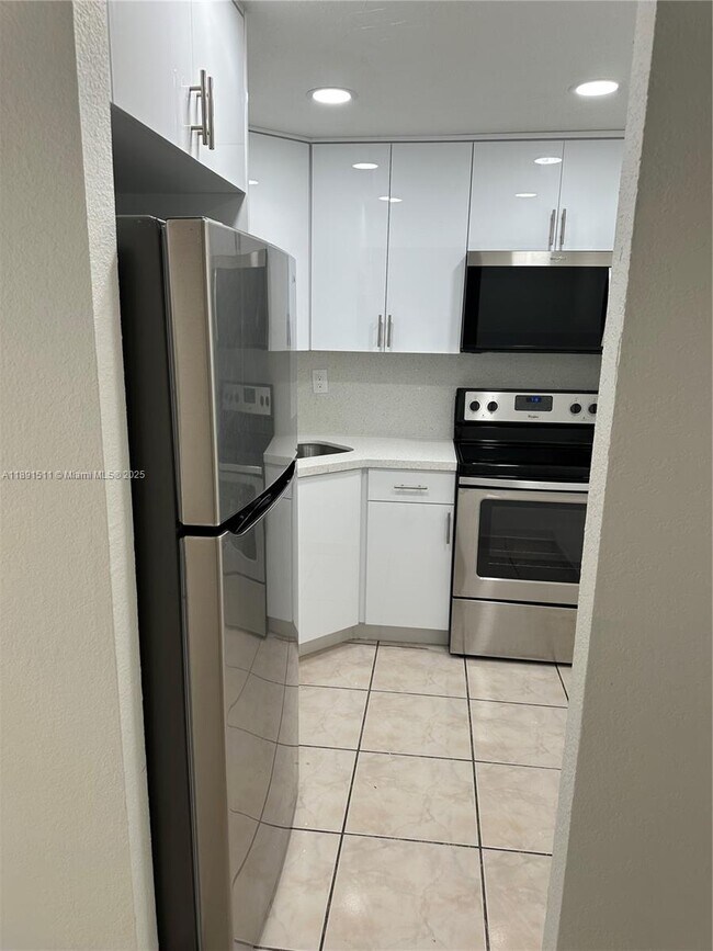 Building Photo - 606 W 81st St