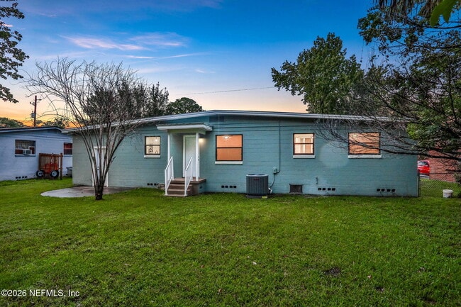 Building Photo - 2138 Larry Dr