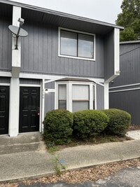 Building Photo - 2560 SW 31st Pl