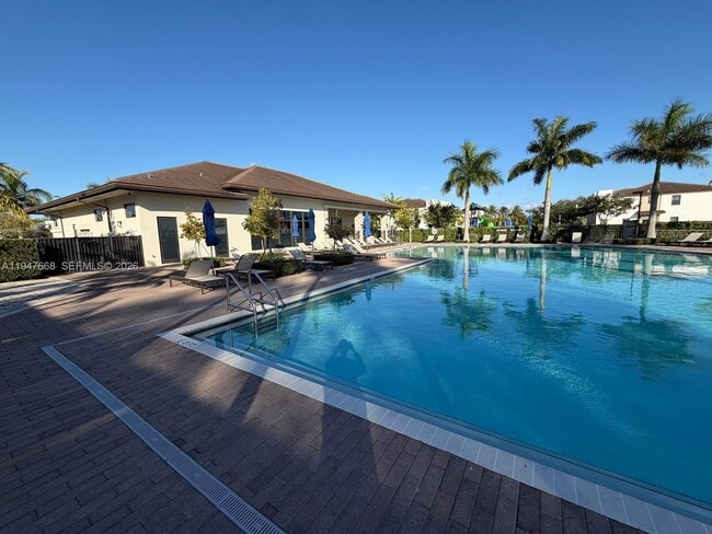 Building Photo - 909 NE 211th St