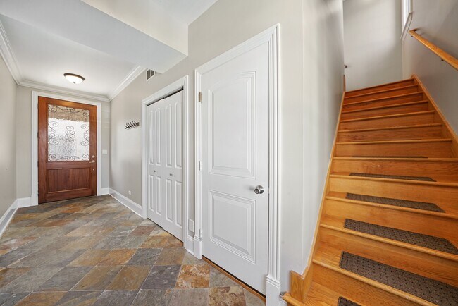 Building Photo - 829 S La Grange Rd-B
