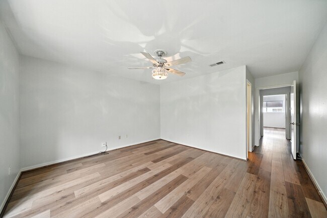Building Photo - 10333 Longmont Dr